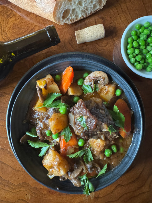 The Ultimate Comfort Food for Cold Winter Nights: Braised Short Ribs with Red Wine and Nutritious Broth Master Bone Broth 